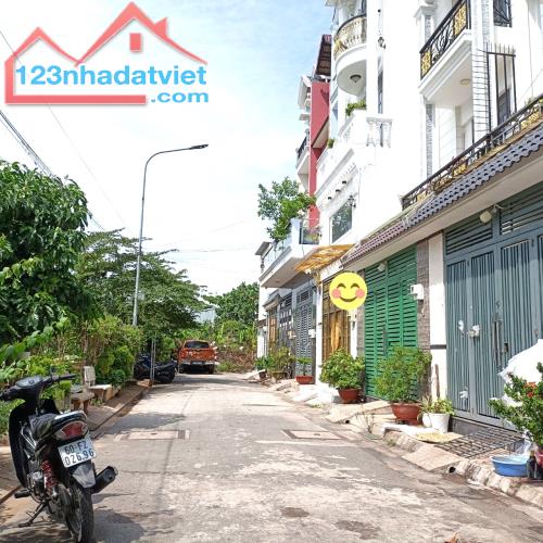 Bán đất Bình Tân giá  nhỉnh 4 tỷ hẻm xe hơi gần Bệnh viên và Siêu thị Coopmark - 1