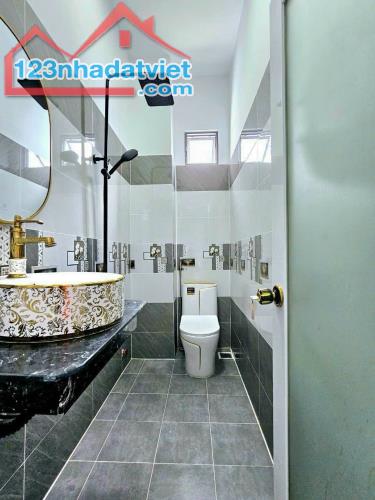 Bán nhà riêng đường Huỳnh Tấn Phát nhà bè.dt: 4x12m 3 lầu 4pn - 5