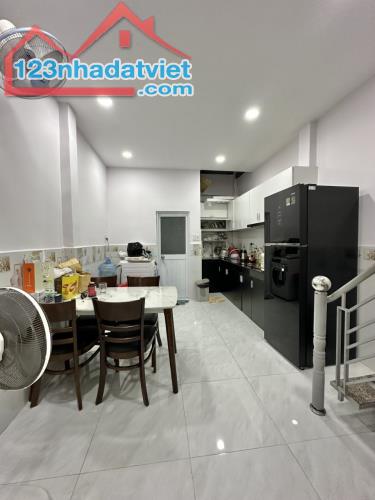 KHU VIP -HÒA BÌNH -QUẬN 11 -DT 40M2 -3,3 X12 -2 Tầng -GIÁ CHỈ 4,3 TỶ - 5