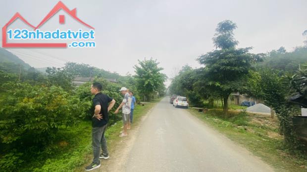 - Diện tích 2,2ha có : 400m thổ cư + 1400m đất vườn còn lại rsx - bám mặt đường nhựa liên - 4