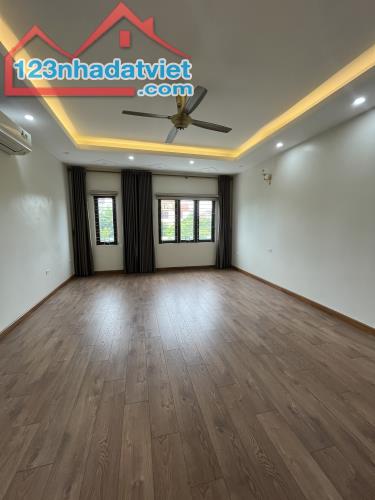 Cho thuê văn phòng ngay ngã tư Vạn Phúc- Tố Hữu, 70 m2/tầng gồm 2 phòng làm việc