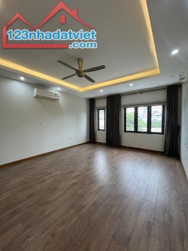 Cho thuê văn phòng ngay ngã tư Vạn Phúc- Tố Hữu, 70 m2/tầng gồm 2 phòng làm việc - 2