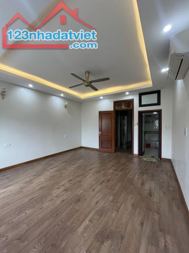 Cho thuê văn phòng ngay ngã tư Vạn Phúc- Tố Hữu, 70 m2/tầng gồm 2 phòng làm việc - 4