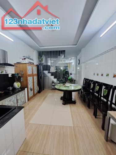 Bán nhà 7tỷ9. Đường số 11. 96m2, 3tầng. Trường Thọ, Thủ Đức.