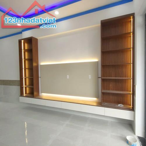 Chính Chủ Bán Nhà Cấp 4 Hẻm Xe Hơi 80m2 2 phòng ngủ Gần Bigc Go Dĩ An