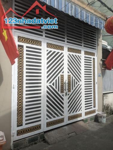 Nhà cấp 4 giá 720triệu, ngay Tân Xuân Hóc Môn, đường Đồng Tâm vào 1 sẹc ngắn.