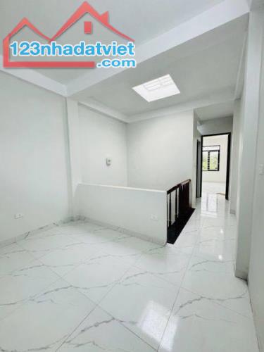 Siêu Phẩm 5T30m2 Trục Chính La Tinh Ô Tô Tới Cửa Đỗ Gần Nhỉnh 3 Tỷ Sang YN 7p - 5