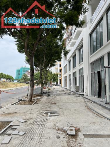Ngoại giao căn TownHouse 7 tầng 100m2 mặt tiền Trần Thị Lý Tổng sàn xây dựng 515,5m2 LH: - 2