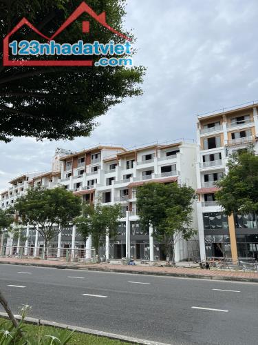 Ngoại giao căn TownHouse 7 tầng 100m2 mặt tiền Trần Thị Lý Tổng sàn xây dựng 515,5m2 LH: - 5