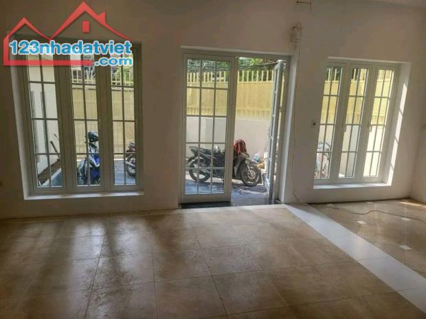 Cho thuê nhà rộng đẹp tại Quảng An, Tây Hồ. 35tr - Diện tích: 140m2, sân vườn 50m2 - 3