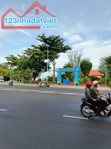 Bán lô góc 2 mặt tiền Phạm Văn Đồng Nha Trang, dt 55m, giá 11 tỷ