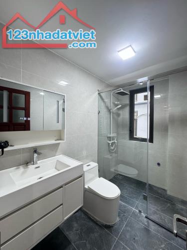 Cho thuê nhà nguyên căn ngõ 399 Âu Cơ , Nhật Tân ,Tây Hồ , 48m2 ,6PN giá 25tr/tháng - 2