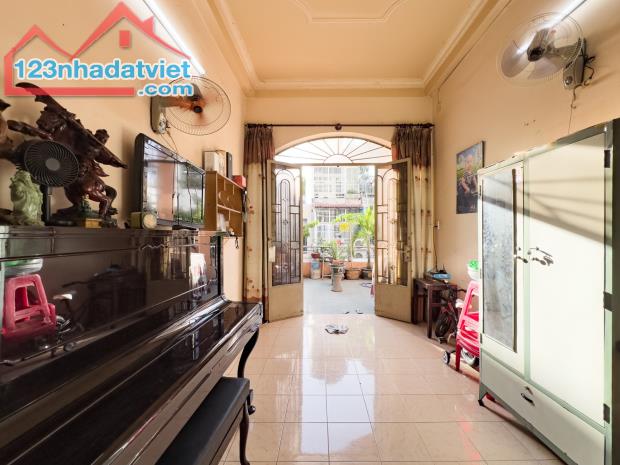 Cần bán gấp nhà hẻm xe tải 1 sẹc sát mặt tiền Cách Mạng Tháng Tám- Tân Bình 4 tầng, 9.x tỷ