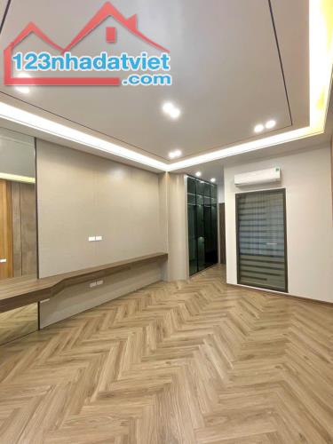 Bán nhà Gia Thụy, Cạnh trường cấp 1,2. Ô tô tránh thông, 40m x 6T -13,3 tỷ. Lh 0965858116 - 3