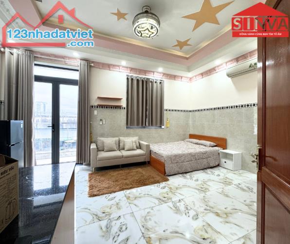 Cho thuê phòng đầy đủ nội thất, tiện nghi rộng rãi có ban công ở Huỳnh Tấn Phát, Quận 7