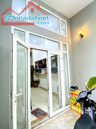 NHÀ QUẬN 3, NGAY LÝ CHÍNH THẮNG - TRƯỜNG SA, HẺM DÂN TRÍ SÁT MT, 45M2 4 TẦNG 4PN, 5 TỶ HƠN