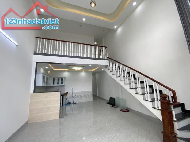 Bán Nhà mới Xây Diện Tích 90m2 . Có Hoàn Công