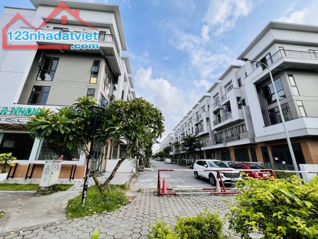 Bán shophouse 4 chính chủ bán Centa Diamond Vsip 9 toàn chưng cư xung quanh giá nhỉnh 4 tỷ - 5