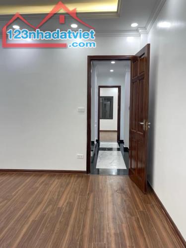 Nhà siêu đẹp phân lô cán bộ Thanh Trì 42m x 6 t ô tô tránh KD hiếm nhà bán 9.9 tỷ - 2