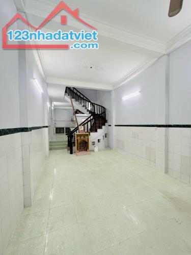 Cho thuê nhà mặt tiền ngay chợ đường Hoàng Văn Hợp, Bình Tân, 13 triệu, 4x17m, 2 lầu - 2