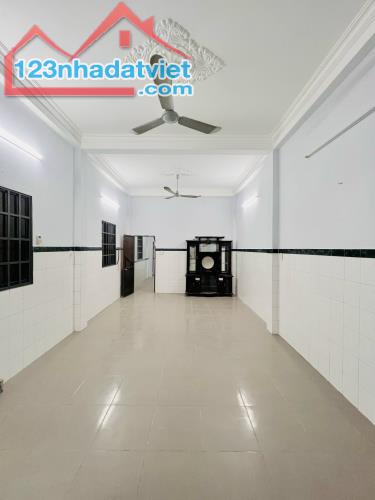 Cho thuê nhà mặt tiền ngay chợ đường Hoàng Văn Hợp, Bình Tân, 13 triệu, 4x17m, 2 lầu - 4