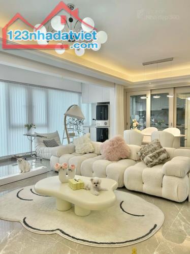 Bán gấp căn hộ 2PN tại Royal City, 107M , 7.8 tỷ, LH: 0984823023