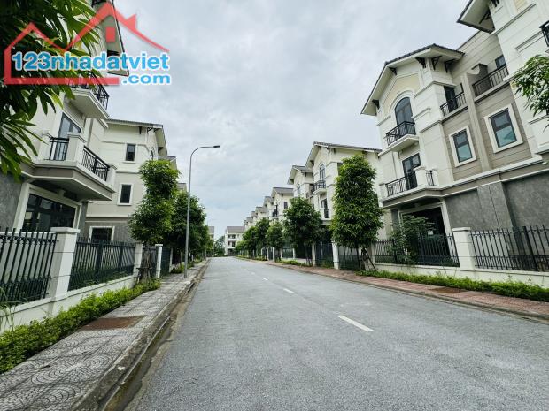 Biệt Thự Song lập cách Long Biên 6km. Diện tích 135m2, 3 tầng Đường 4 oto tránh nhau - 2