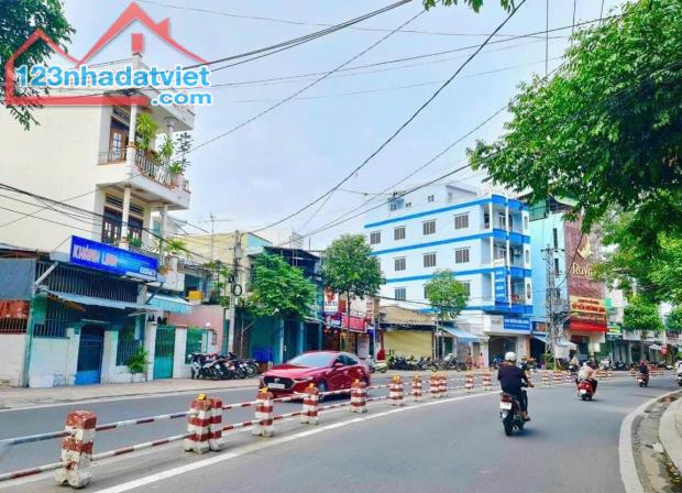 bán nhà 2 tầng Nguyễn Thị Minh Khai dt:  107,8m2,  Giá bán : 16 tỷ 800 Lh: 0976396883 Trần