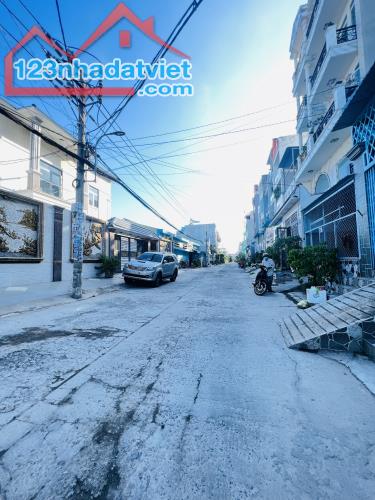 NHÀ XÂY HIỆN ĐẠI 5 TẦNG, DTSD 240M- 5PN - Ô TÔ 12M - AN DƯƠNG VƯƠNG BÌNH TÂN- chỉ 8tỷ3 - 4