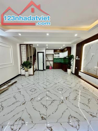 BÁN NHÀ ĐÔNG TÁC ĐỐNG ĐA 40m2 6T Mt 5m GIÁ 7.5 TỶ NGÕ THÔNG BA GÁC TRÁNH KINH DOANH