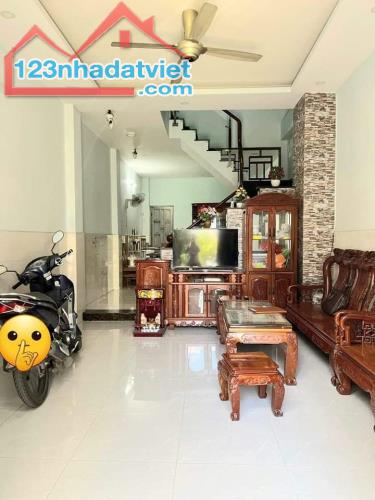 Cần tiền bán gấp nhà đường Tạ Quang Bửu, Quận 8. Giá 2 tỷ 400, hẻm xe hơi, 1 sẹc - 1