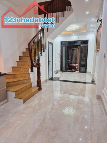 SIÊU VIP TÂY HỒ ~40m2 - 5 TẦNG - GẦN PHỐ, GẦN 7 CHỖ, 2 THOÁNG, NỘI THẤT XỊN - NHỈNH 7 TỈ