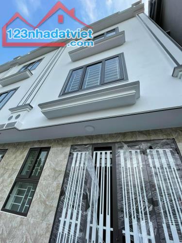 Nhà đẹp 40m2 nhỉnh 2 tỷ. Gần trường ĐH TD - TT. Ngõ rộng, ô tô sát. 5p ra QL6