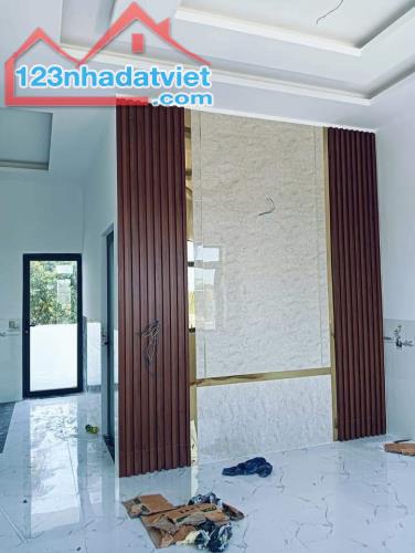 BÁN NHÀ MẶT TIỀN TỈNH LỘ 44B CHỦ ĐANG NGỘP 135 MÉT 1 TRỆT 1 LẦU GIÁ 2 TỶ NGỘP NGÂN HÀNG - 1