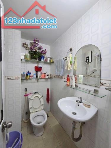 Nhà 3 tầng nở hậu hẻm 184 Âu Dương Lân P3Q8. Giá : 4,75 tỷ TL - 4