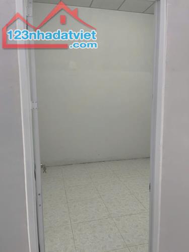 Nhà bán 920 triệu /70 m2 / cấp bốn 2 phòng ngủ, đường ô tô - 4