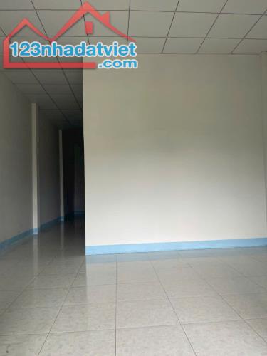 Nhà bán 920 triệu /70 m2 / cấp bốn 2 phòng ngủ, đường ô tô - 5