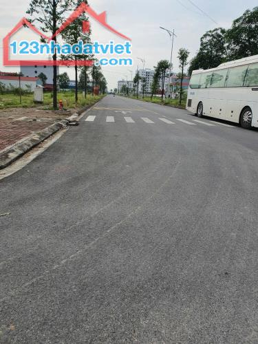 Bán Nhà KĐT Yên Trung thụy hòa Yên Phong 100m2 x 3 tầng full đồ đường 20m via hè giá 2,99t - 1