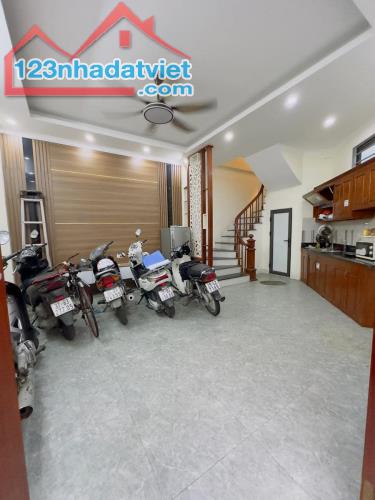 Bán nhà mới đẹp Phương Liệt 43m, 5 tầng, MT 4.8m, lô góc 3 thoáng, ngõ ba gác đua, 6 tỷ