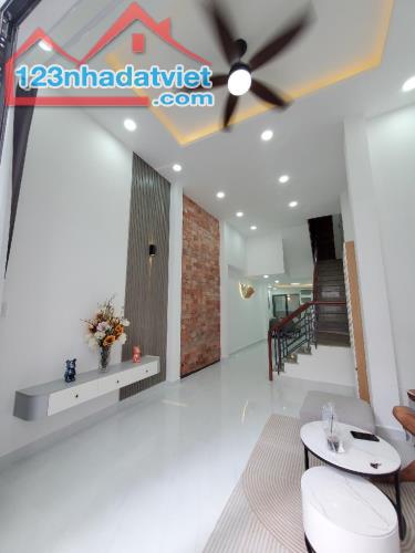 Sát quận 1 nhà mới 4 tầng - 4.3*14 Cn 60m2 có 4pn , sân thượng