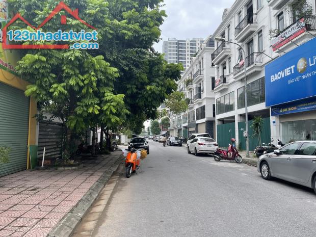 Bán căn Shophouse Sông Hồng, lô góc xẻ khe, mặt đường 13m kinh doanh được tại TT Trâu Quỳ. - 1