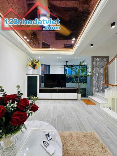 Bán nhà ngay trung tâm Thủ Đức, , DT 80m2, Công Chứng Ngay, gần Hoàng Diệu 2 Nhĩnh 7 tỷ