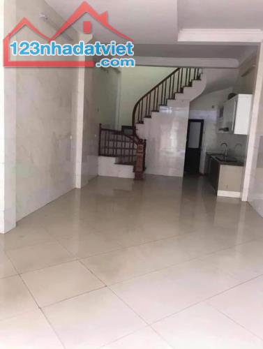 Cho thuê nhà ngõ ôtô phố Lương Khánh Thiện Hoàng Mai 45m x 5 tầng, giá 20tr/tháng