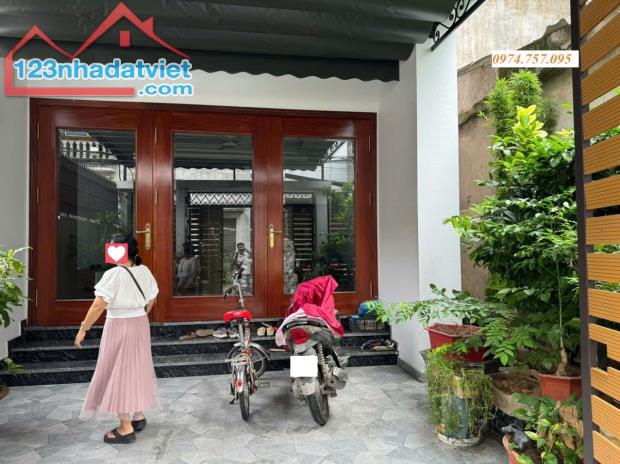 Bán gấp nhà dân xây Ngọc Thụy, Lý Sơn, 101m2, mặt tiền 5.2m, thang máy, đường ô tô thông