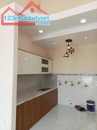 Nhà mới xây  1 trệt  1 lửng 2.55 tỷ/101 m2, sân Ô tô, 3 phòng ngủ - 1