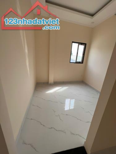 Nhà mới xây  1 trệt  1 lửng 2.55 tỷ/101 m2, sân Ô tô, 3 phòng ngủ - 5