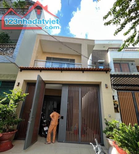 NHÀ BTCT 2 TẦNG 86M2 MẶT TIỀN ĐƯỜNG KHU HỌ LÊ, SỔ HỒNG HOÀN CÔNG ĐẦY ĐỦ - 1