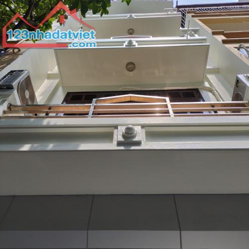 Giảm giá 200 triệu! Cần bán nhanh căn nhà Văn Quán, đường 11m có vỉa hè, 40m2 4 tầng 9.1tỷ