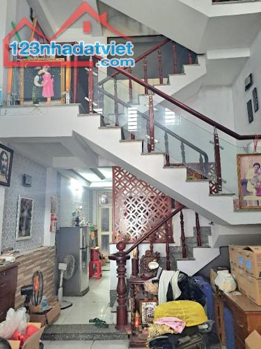 NHÀ BÁN - GẦN SIÊU THỊ METRO & LÊ VĂN KHƯƠNG - DT 64M² - 3 TẦNG CHỈ HƠN 4 TỶ.