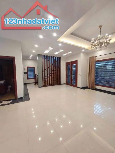 Bán Gấp Biệt Thự Vườn Đào - Lạc Long Quân- Tây Hồ dt: 252m2 x 5 Tầng Mt:14m Giá bán 138 t